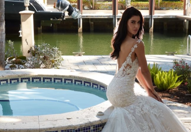 Η Ιωάννα Μπέλλα φορά Νυφικά Demetrios